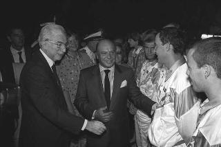 Il Presidente della Repubblica Francesco Cossiga incontra Franco Carraro, ministro del turismo e dello spettacolo, Primo Nebiolo, presidente della Federazione internazionale di atletica, e una rappresentanza di partecipanti ai Campionati mondiali di atletica Roma '87