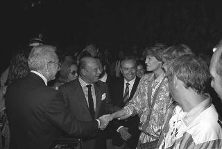 Il Presidente della Repubblica Francesco Cossiga incontra Franco Carraro, ministro del turismo e dello spettacolo, Primo Nebiolo, presidente della Federazione internazionale di atletica, e una rappresentanza di partecipanti ai Campionati mondiali di atletica Roma '87