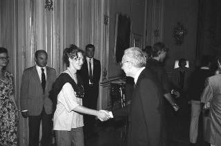 Il Presidente della Repubblica Francesco Cossiga incontra Mario Pinzauti, presidente della Commissione internazionale del Concorso "I giovani incontrano l'Europa", con i vincitori della 6^ edizione