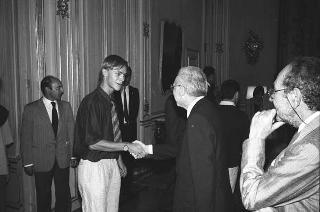 Il Presidente della Repubblica Francesco Cossiga incontra Mario Pinzauti, presidente della Commissione internazionale del Concorso "I giovani incontrano l'Europa", con i vincitori della 6^ edizione