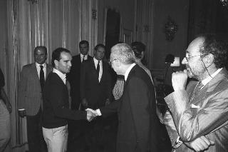 Il Presidente della Repubblica Francesco Cossiga incontra Mario Pinzauti, presidente della Commissione internazionale del Concorso "I giovani incontrano l'Europa", con i vincitori della 6^ edizione