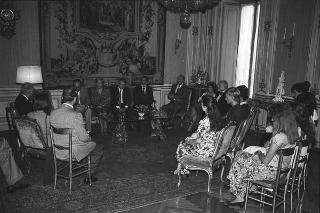 Il Presidente della Repubblica Francesco Cossiga incontra Mario Pinzauti, presidente della Commissione internazionale del Concorso "I giovani incontrano l'Europa", con i vincitori della 6^ edizione