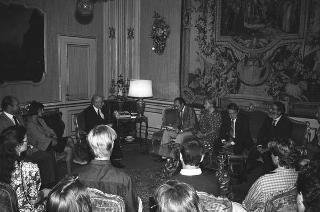 Il Presidente della Repubblica Francesco Cossiga incontra Mario Pinzauti, presidente della Commissione internazionale del Concorso "I giovani incontrano l'Europa", con i vincitori della 6^ edizione