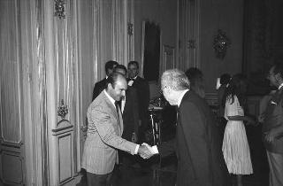 Il Presidente della Repubblica Francesco Cossiga incontra Mario Pinzauti, presidente della Commissione internazionale del Concorso "I giovani incontrano l'Europa", con i vincitori della 6^ edizione