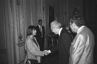 Il Presidente della Repubblica Francesco Cossiga incontra Mario Pinzauti, presidente della Commissione internazionale del Concorso "I giovani incontrano l'Europa", con i vincitori della 6^ edizione