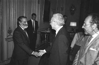 Il Presidente della Repubblica Francesco Cossiga incontra Mario Pinzauti, presidente della Commissione internazionale del Concorso "I giovani incontrano l'Europa", con i vincitori della 6^ edizione