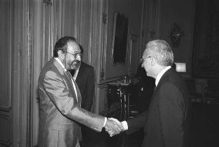 Il Presidente della Repubblica Francesco Cossiga incontra Mario Pinzauti, presidente della Commissione internazionale del Concorso "I giovani incontrano l'Europa", con i vincitori della 6^ edizione