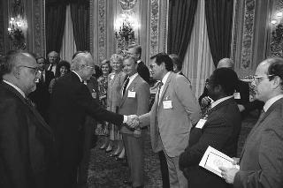 Il Presidente della Repubblica Francesco Cossiga riceve Lars Eric Ericsson, presidente dell'International Union of Local Authorities, con i partecipanti al 28° Congresso mondiale della IULA