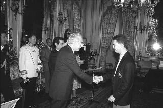 Il Presidente della Repubblica Francesco Cossiga riceve l'on. Giovanni Galloni, ministri della Pubblica istruzione e l'on. Carlo Vizzini, ministro per i Beni culturali e ambientali, con gli studenti vincitori del Concorso nazionale per una ricerca bibliografica