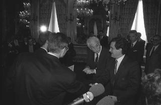 Il Presidente della Repubblica Francesco Cossiga riceve l'on. Giovanni Galloni, ministri della Pubblica istruzione e l'on. Carlo Vizzini, ministro per i Beni culturali e ambientali, con gli studenti vincitori del Concorso nazionale per una ricerca bibliografica
