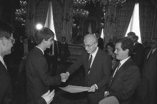 Il Presidente della Repubblica Francesco Cossiga riceve l'on. Giovanni Galloni, ministri della Pubblica istruzione e l'on. Carlo Vizzini, ministro per i Beni culturali e ambientali, con gli studenti vincitori del Concorso nazionale per una ricerca bibliografica