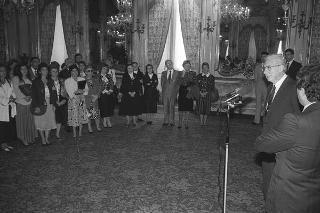 Il Presidente della Repubblica Francesco Cossiga riceve l'on. Giovanni Galloni, ministri della Pubblica istruzione e l'on. Carlo Vizzini, ministro per i Beni culturali e ambientali, con gli studenti vincitori del Concorso nazionale per una ricerca bibliografica