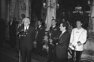 Il Presidente della Repubblica Francesco Cossiga riceve l'on. Giovanni Galloni, ministri della Pubblica istruzione e l'on. Carlo Vizzini, ministro per i Beni culturali e ambientali, con gli studenti vincitori del Concorso nazionale per una ricerca bibliografica