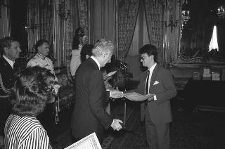 Il Presidente della Repubblica Francesco Cossiga riceve l'on. Giovanni Galloni, ministri della Pubblica istruzione e l'on. Carlo Vizzini, ministro per i Beni culturali e ambientali, con gli studenti vincitori del Concorso nazionale per una ricerca bibliografica
