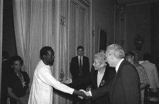 Il Presidente della Repubblica Francesco Cossiga incontra Mariapia Fanfani, presidente dell'Associazione "Insieme per la pace", con i partecipanti al Seminario internazionale di studi sulle Nuove Letterature Africane