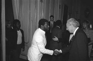 Il Presidente della Repubblica Francesco Cossiga incontra Mariapia Fanfani, presidente dell'Associazione "Insieme per la pace", con i partecipanti al Seminario internazionale di studi sulle Nuove Letterature Africane