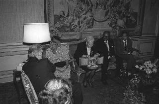 Il Presidente della Repubblica Francesco Cossiga incontra Mariapia Fanfani, presidente dell'Associazione "Insieme per la pace", con i partecipanti al Seminario internazionale di studi sulle Nuove Letterature Africane