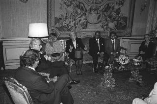 Il Presidente della Repubblica Francesco Cossiga incontra Mariapia Fanfani, presidente dell'Associazione "Insieme per la pace", con i partecipanti al Seminario internazionale di studi sulle Nuove Letterature Africane