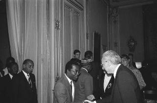 Il Presidente della Repubblica Francesco Cossiga incontra Mariapia Fanfani, presidente dell'Associazione "Insieme per la pace", con i partecipanti al Seminario internazionale di studi sulle Nuove Letterature Africane