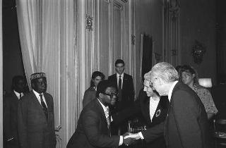 Il Presidente della Repubblica Francesco Cossiga incontra Mariapia Fanfani, presidente dell'Associazione "Insieme per la pace", con i partecipanti al Seminario internazionale di studi sulle Nuove Letterature Africane