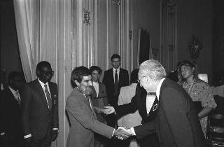 Il Presidente della Repubblica Francesco Cossiga incontra Mariapia Fanfani, presidente dell'Associazione "Insieme per la pace", con i partecipanti al Seminario internazionale di studi sulle Nuove Letterature Africane