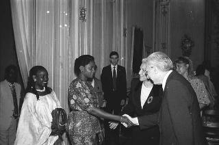 Il Presidente della Repubblica Francesco Cossiga incontra Mariapia Fanfani, presidente dell'Associazione "Insieme per la pace", con i partecipanti al Seminario internazionale di studi sulle Nuove Letterature Africane