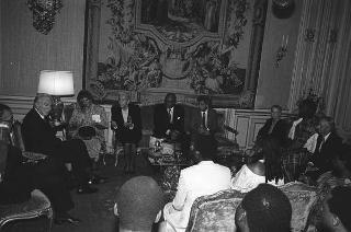 Il Presidente della Repubblica Francesco Cossiga incontra Mariapia Fanfani, presidente dell'Associazione "Insieme per la pace", con i partecipanti al Seminario internazionale di studi sulle Nuove Letterature Africane