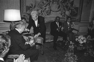 Il Presidente della Repubblica Francesco Cossiga incontra Mariapia Fanfani, presidente dell'Associazione "Insieme per la pace", con i partecipanti al Seminario internazionale di studi sulle Nuove Letterature Africane