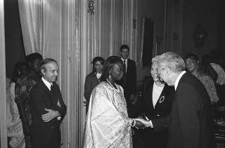 Il Presidente della Repubblica Francesco Cossiga incontra Mariapia Fanfani, presidente dell'Associazione "Insieme per la pace", con i partecipanti al Seminario internazionale di studi sulle Nuove Letterature Africane