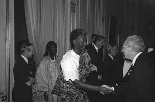 Il Presidente della Repubblica Francesco Cossiga incontra Mariapia Fanfani, presidente dell'Associazione "Insieme per la pace", con i partecipanti al Seminario internazionale di studi sulle Nuove Letterature Africane