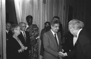 Il Presidente della Repubblica Francesco Cossiga incontra Mariapia Fanfani, presidente dell'Associazione "Insieme per la pace", con i partecipanti al Seminario internazionale di studi sulle Nuove Letterature Africane