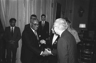 Il Presidente della Repubblica Francesco Cossiga incontra Mariapia Fanfani, presidente dell'Associazione "Insieme per la pace", con i partecipanti al Seminario internazionale di studi sulle Nuove Letterature Africane