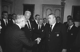 Il Presidente della Repubblica Francesco Cossiga incontra i  componenti della "Ancient and Honorable Artillery Company of Boston"