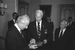 Il Presidente della Repubblica Francesco Cossiga incontra i  componenti della "Ancient and Honorable Artillery Company of Boston"