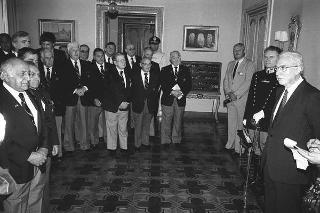 Il Presidente della Repubblica Francesco Cossiga incontra i  componenti della "Ancient and Honorable Artillery Company of Boston"