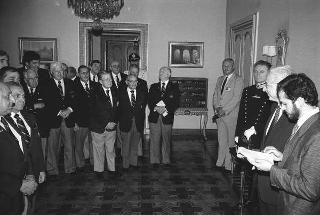 Il Presidente della Repubblica Francesco Cossiga incontra i  componenti della &quot;Ancient and Honorable Artillery Company of Boston&quot;