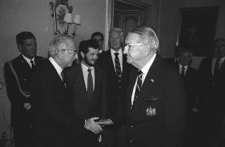 Il Presidente della Repubblica Francesco Cossiga incontra i  componenti della "Ancient and Honorable Artillery Company of Boston"