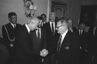 Il Presidente della Repubblica Francesco Cossiga incontra i  componenti della "Ancient and Honorable Artillery Company of Boston"