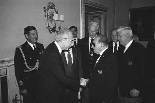 Il Presidente della Repubblica Francesco Cossiga incontra i  componenti della "Ancient and Honorable Artillery Company of Boston"