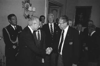 Il Presidente della Repubblica Francesco Cossiga incontra i  componenti della "Ancient and Honorable Artillery Company of Boston"