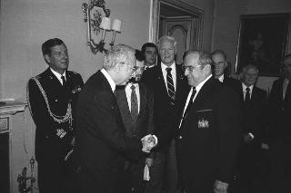 Il Presidente della Repubblica Francesco Cossiga incontra i  componenti della "Ancient and Honorable Artillery Company of Boston"