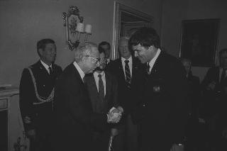 Il Presidente della Repubblica Francesco Cossiga incontra i  componenti della "Ancient and Honorable Artillery Company of Boston"