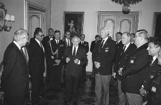 Il Presidente della Repubblica Francesco Cossiga incontra i  componenti della "Ancient and Honorable Artillery Company of Boston"