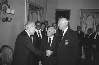 Il Presidente della Repubblica Francesco Cossiga incontra i  componenti della "Ancient and Honorable Artillery Company of Boston"