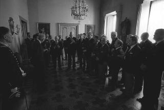 Il Presidente della Repubblica Francesco Cossiga incontra i  componenti della &quot;Ancient and Honorable Artillery Company of Boston&quot;