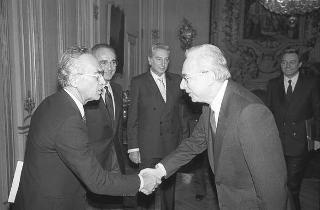 Il Presidente della Repubblica Francesco Cossiga con il ministro dei trasporti Calogero Mannino e Mario Testa, presidente dell'Aero Club d'Italia, con  alcuni esponenti del sodalizio