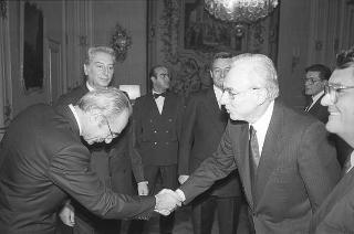 Il Presidente della Repubblica Francesco Cossiga con il ministro dei trasporti Calogero Mannino e Mario Testa, presidente dell'Aero Club d'Italia, con  alcuni esponenti del sodalizio