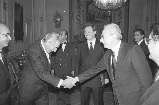 Il Presidente della Repubblica Francesco Cossiga con il ministro dei trasporti Calogero Mannino e Mario Testa, presidente dell'Aero Club d'Italia, con  alcuni esponenti del sodalizio