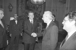 Il Presidente della Repubblica Francesco Cossiga con il ministro dei trasporti Calogero Mannino e Mario Testa, presidente dell'Aero Club d'Italia, con  alcuni esponenti del sodalizio