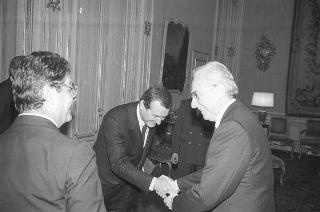 Il Presidente della Repubblica Francesco Cossiga con il ministro dei trasporti Calogero Mannino e Mario Testa, presidente dell'Aero Club d'Italia, con  alcuni esponenti del sodalizio